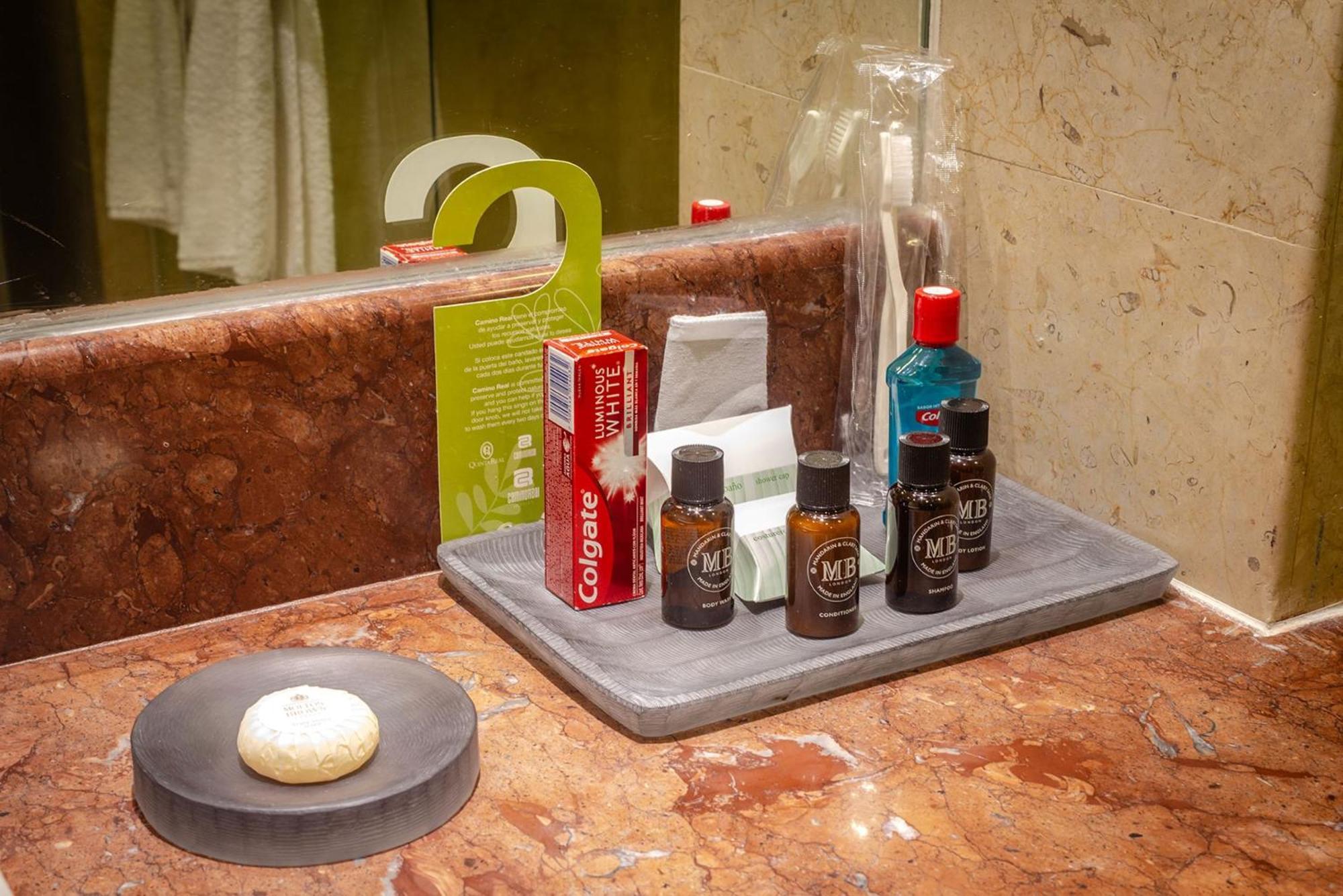 Camino Real Pedregal Mexico Hotell Exteriör bild A bathroom tray with amenities
